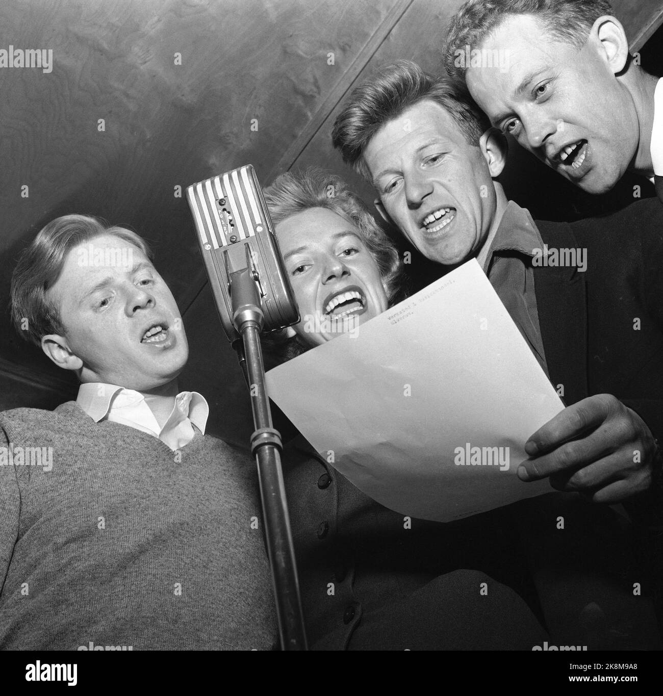 Oslo, 18. Mai 1957. „The Monn-Keys“ macht Rekord. Hier während der Aufnahme eines Songs. Aus Richtung v. See: Arne Bendiksen, Sølvi Wang, per Asplin und Oddvar Sanne. Musikstudio. Foto; Sverre A. Børretzen / Aktuell / NTB. Stockfoto