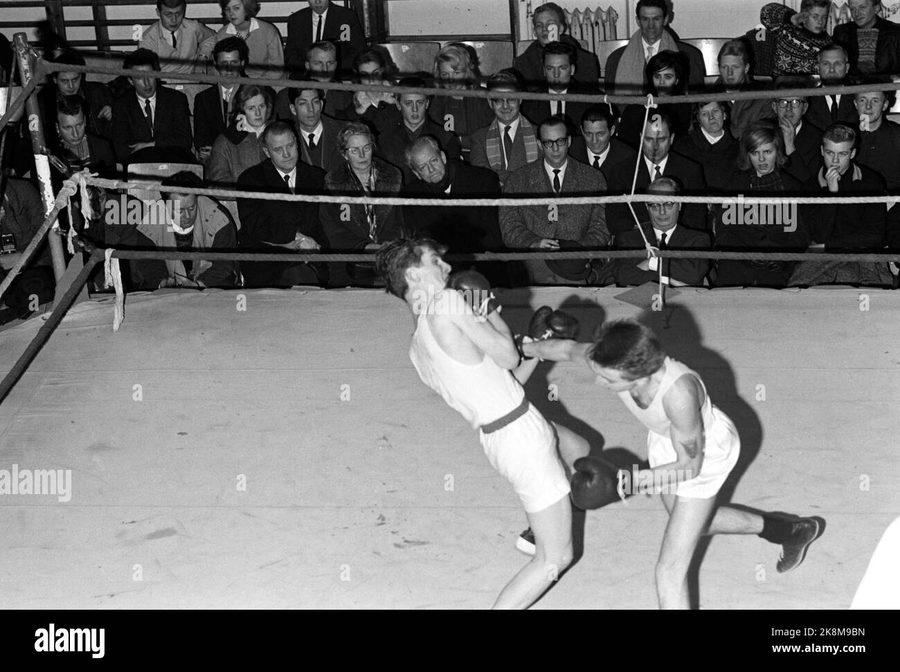 Oslo 19630119 ist das Sport? Junioren-Meisterschaften wurden in Boxen in Turnhallen in Oslo organisiert. Current brachte vier besondere Gäste, um zu entscheiden, ob Boxen ein gesunder Sport ist. Zu den vier gehörten Minister Åse Bjerkholt, Professor Harald Schjelderup, Polizeichef Johan Gjerde und Programmsekretär Bjørge Lillelien. Foto: Aage Storløkken / Aktuell / NTB Stockfoto