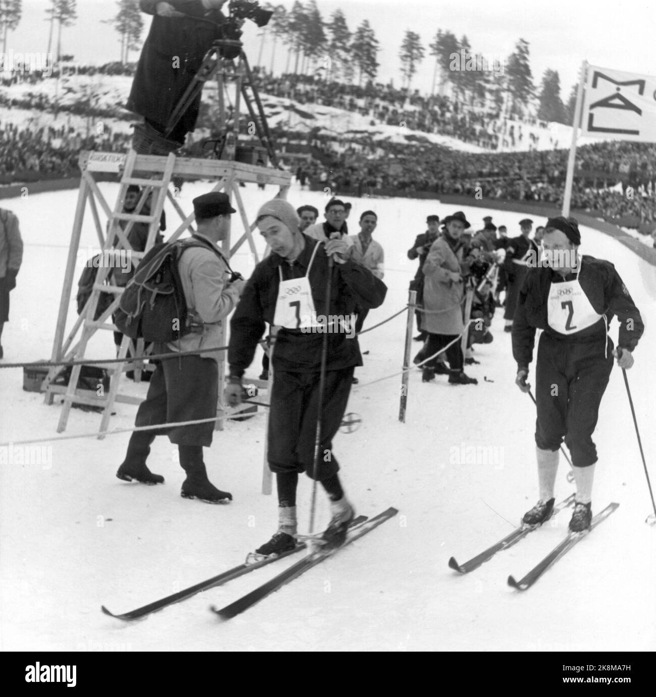 Olympische Spiele 1952 in Oslo. Holmenkollen. Skilanglauf, 50 km, Männer. Der Norweger Olav Økern wurde die Nummer vier. Pressefotograf auf Leiter. Foto: Current / NTB. Stockfoto