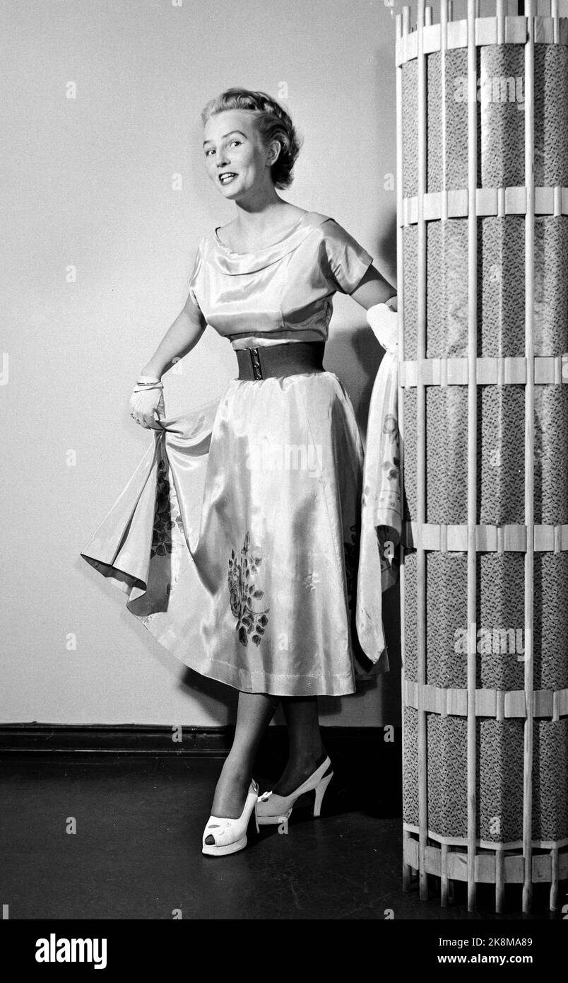 1952. Mode 19021952. Bild 4. Revolution auf der Vorderseite der Kleidung. Im Jahr 1952