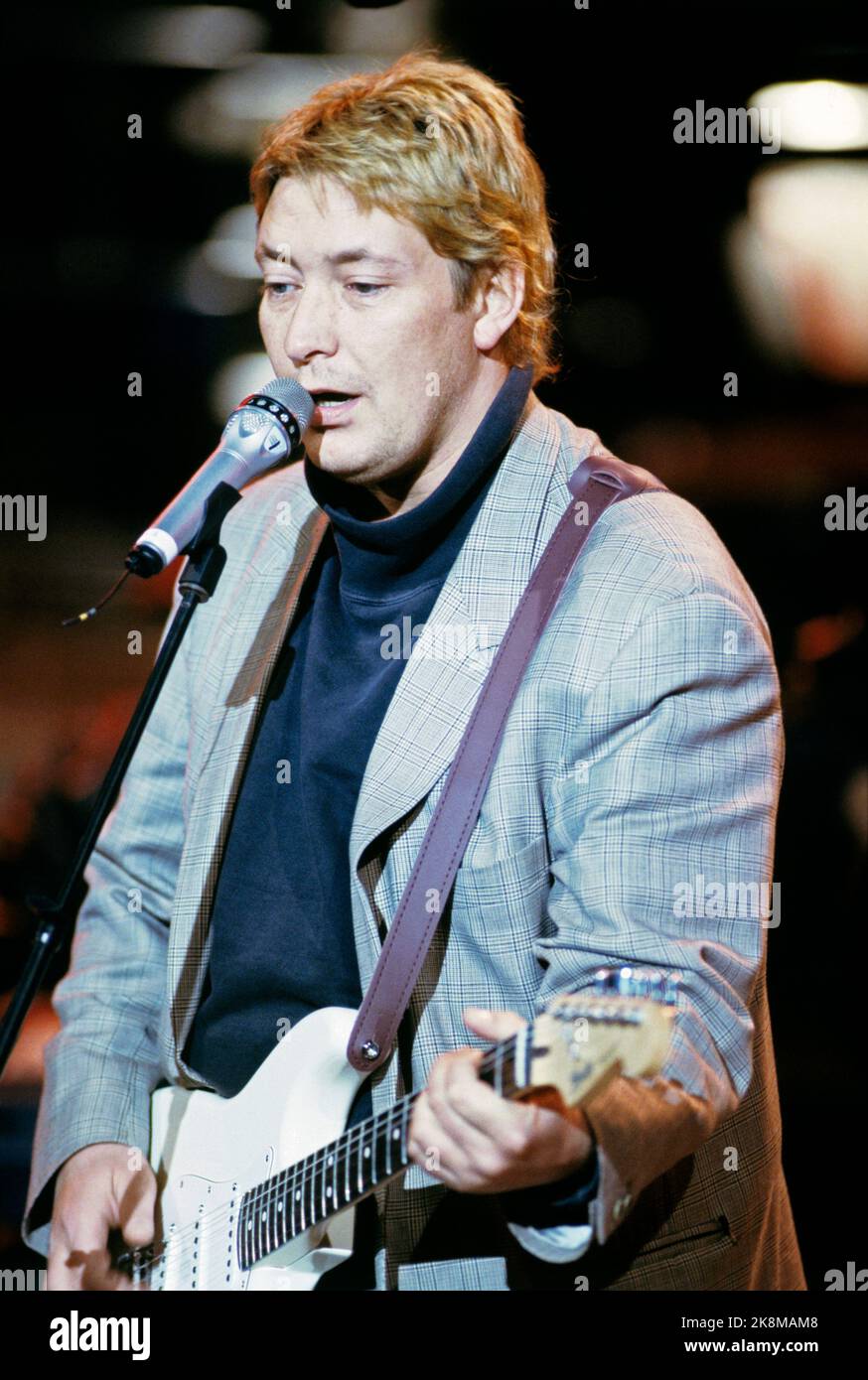 Oslo 19880327. Der Künstler Chris Rea auf der Bühne während des norwegischen Finales des Melodi Grand Prix. Er unterhielt sich während der Pause. Foto Eystein Hanssen / NTB / NTB Stockfoto