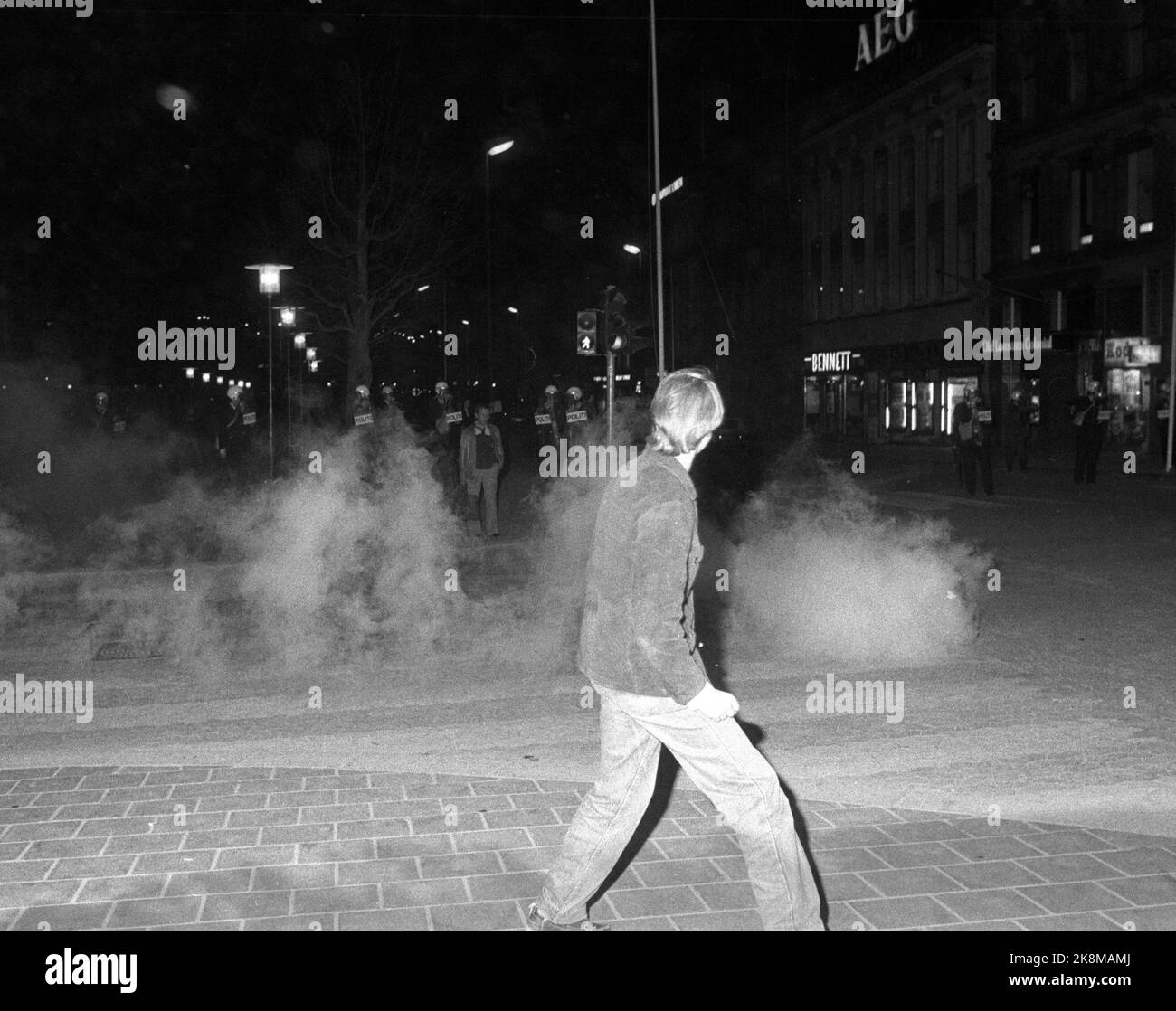 Oslo 19800501 Krawalle in der Innenstadt von Oslo Nacht bis 1.. Mai. Die Polizei nutzte Tränengas gegen die Jugendbanden während der Unruhen. Foto Erik Thorberg / NTB / NTB Stockfoto