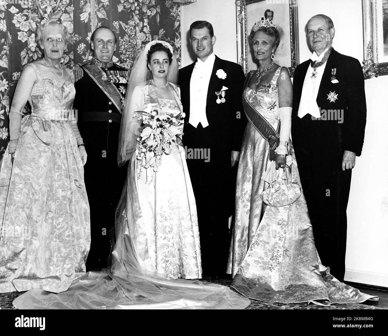 Königliche Hochzeit; am 15. Mai heiratete Prinzessin Ragnhild den Reeder Erling Lorentzen in der Asker Kirche. Das Brautpaar, umgeben von Eltern. Herr und Frau Lorentzen, Kronprinz Olav und Kronprinzessin Märtha, die dem Brautpaar am nächsten stehen. Foto: NTB Archiv: NTB Stockfoto