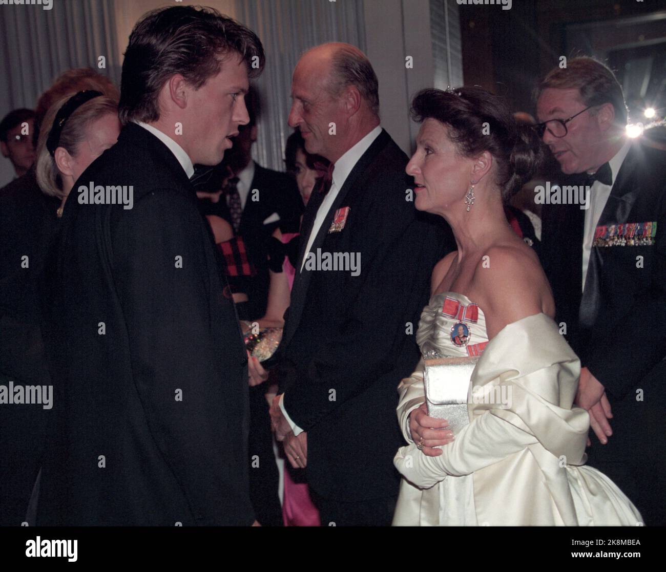 New York, USA 199510. Die Reise des königlichen Paares in die Vereinigten Staaten. König Harald und Königin Sonja bei einem offiziellen Besuch in den Vereinigten Staaten. Bild: New York. Galadiner im Waldorf Astoria Hotel. Königin Sonja im Gespräch mit dem Skater Johann Olav Koss. Foto: Terje Bendiksby Stockfoto