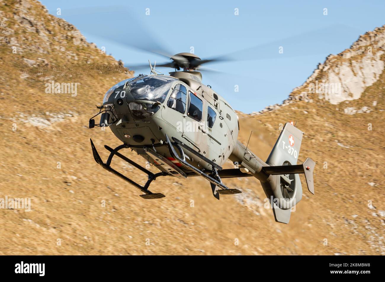 Ein Militärhubschrauber der Schweizer Luftwaffe Eurocopter EC635 (Airbus Helicopters H135M) in den Schweizer Alpen. Stockfoto