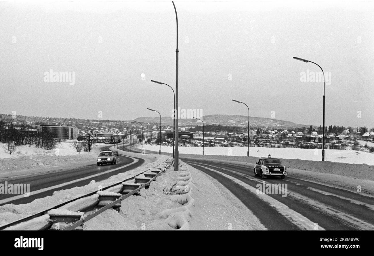 Oslo 19731209 die Ölkrise Verbot das Fahren an Wochenenden. Diese Bilder zeigen, dass das Verbot weitgehend eingehalten wurde. Hier von Ringveien in Oslo am Samstagnachmittag, wenige Minuten nachdem das Fahrverbot bei in Kraft getreten ist. 15,00. Die letzten Beiträge eilen nach Hause (TV), während die Polizei bereits patrouilliert (Th). Foto: NTB / NTB Stockfoto