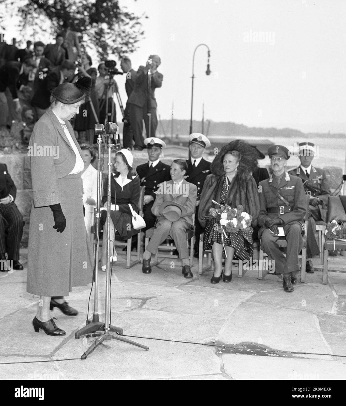 Oslo 19500607. Eleanor Roosevelt ist in Oslo, um die Statue ihres Mannes Frankelin D. Roosevelt in der Festung Akershus zu enthüllen. Hier hält Eleanor Roosevelt Rede während der Enthüllung. Die im Hintergrund anwesende königliche Familie (f.h.) König Haakon, Kronprinzessin Märtha, Prinz Harald, Prinzessin Ragnhild und Prinzessin Arid. Kronprinzessin Märtha in Pelzjacke und großem Hut. Foto: Arne Kjus Current / NTB Stockfoto