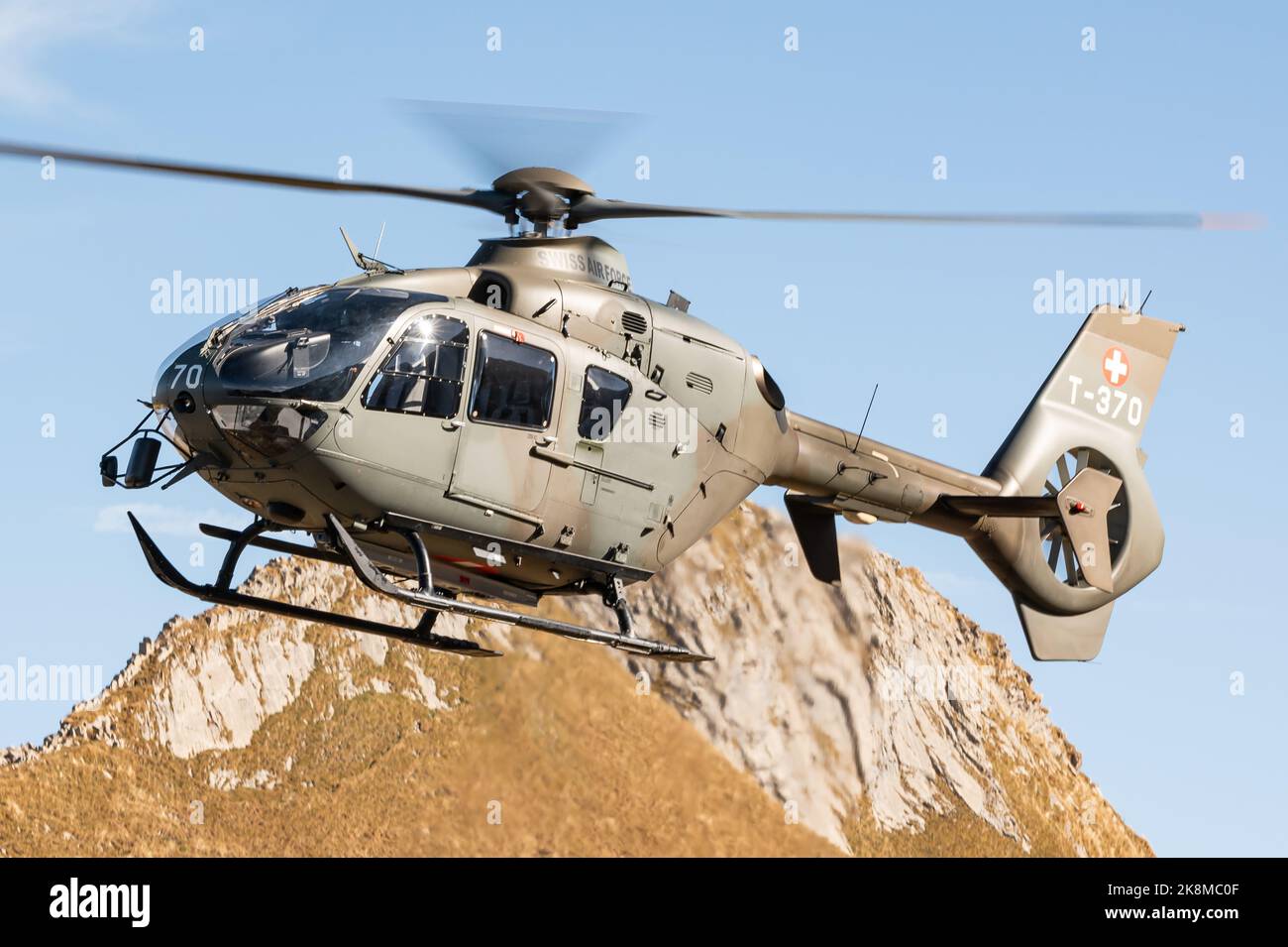 Ein Militärhubschrauber der Schweizer Luftwaffe Eurocopter EC635 (Airbus Helicopters H135M) in den Schweizer Alpen. Stockfoto