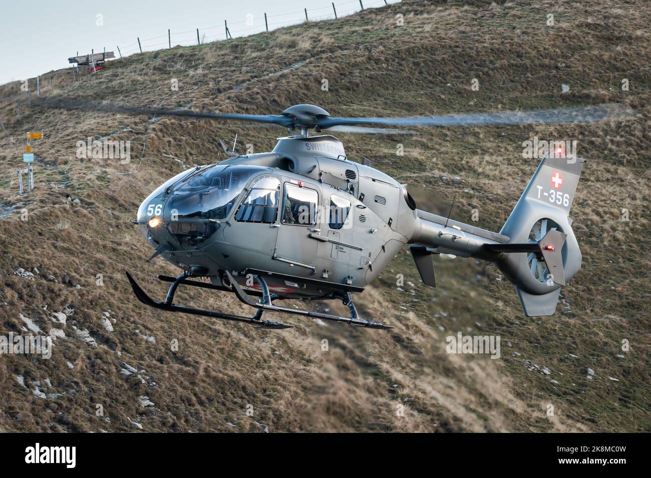 Ein Militärhubschrauber der Schweizer Luftwaffe Eurocopter EC635 (Airbus Helicopters H135M) in den Schweizer Alpen. Stockfoto