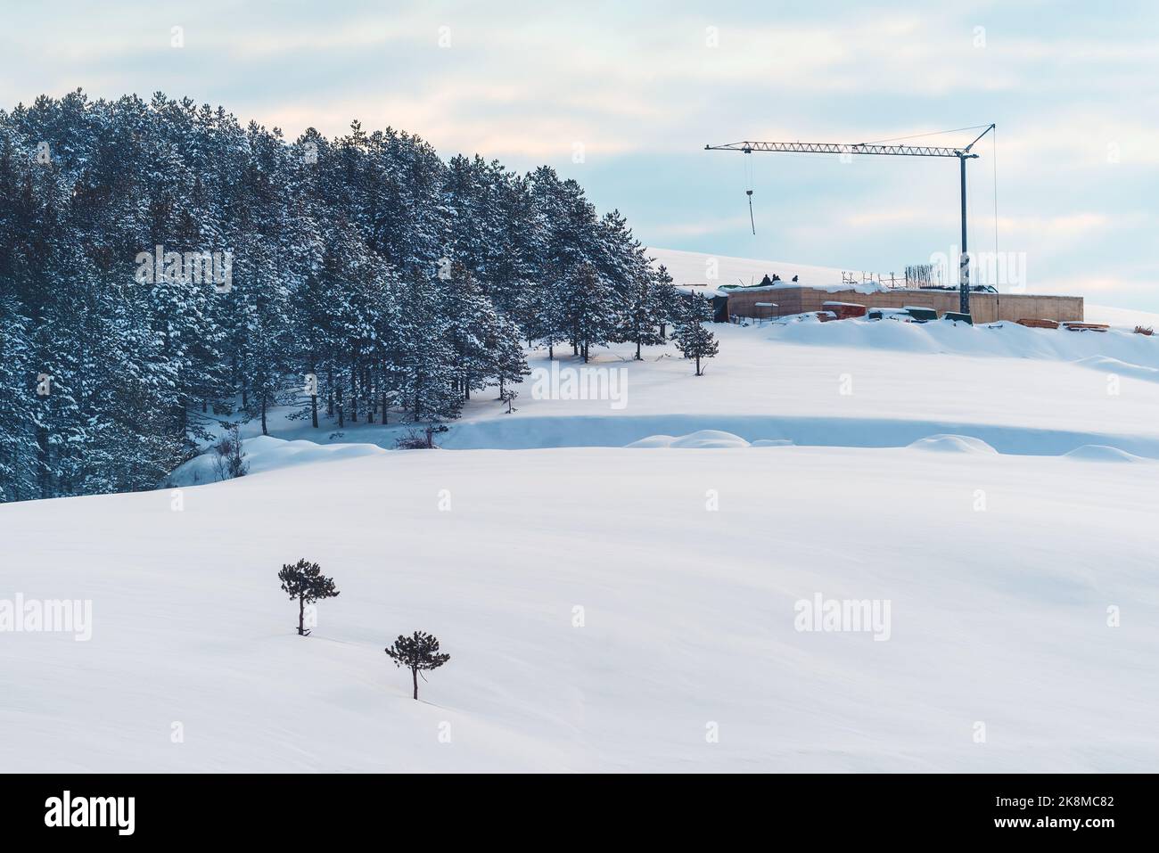 Baustelle und Kran auf verschneite Hügel im Winter am Zlatibor Berg in Serbien Stockfoto