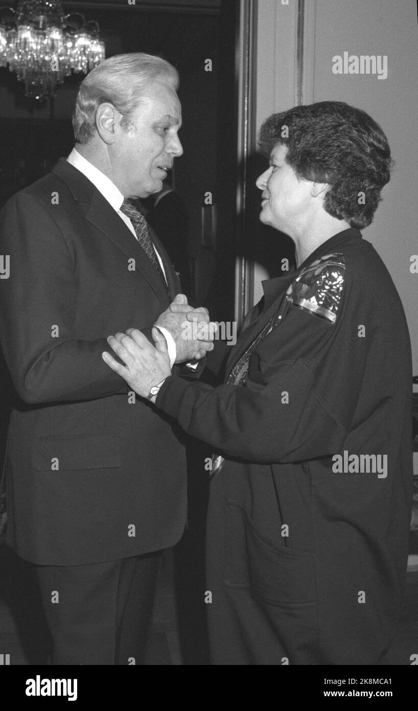 Oslo 19890109. Der Friedensnobelpreis 1988 an die friedensbewahrenden Kräfte der Vereinten Nationen. Der Preis wurde vom UN-Generalsekretär Javier Perez de Cuellar entgegengenommen. De Cuellar ist zurück in Oslo, um den Pflichtvortrag zu halten, für den er bei der Verleihung des Friedenspreises keine Zeit hatte. Hier während des Essens der Regierung mit Premierminister Gro Harlem Brundtland. Gefaltete Hände. Foto: Morten Hvaal NTB / NTB Stockfoto