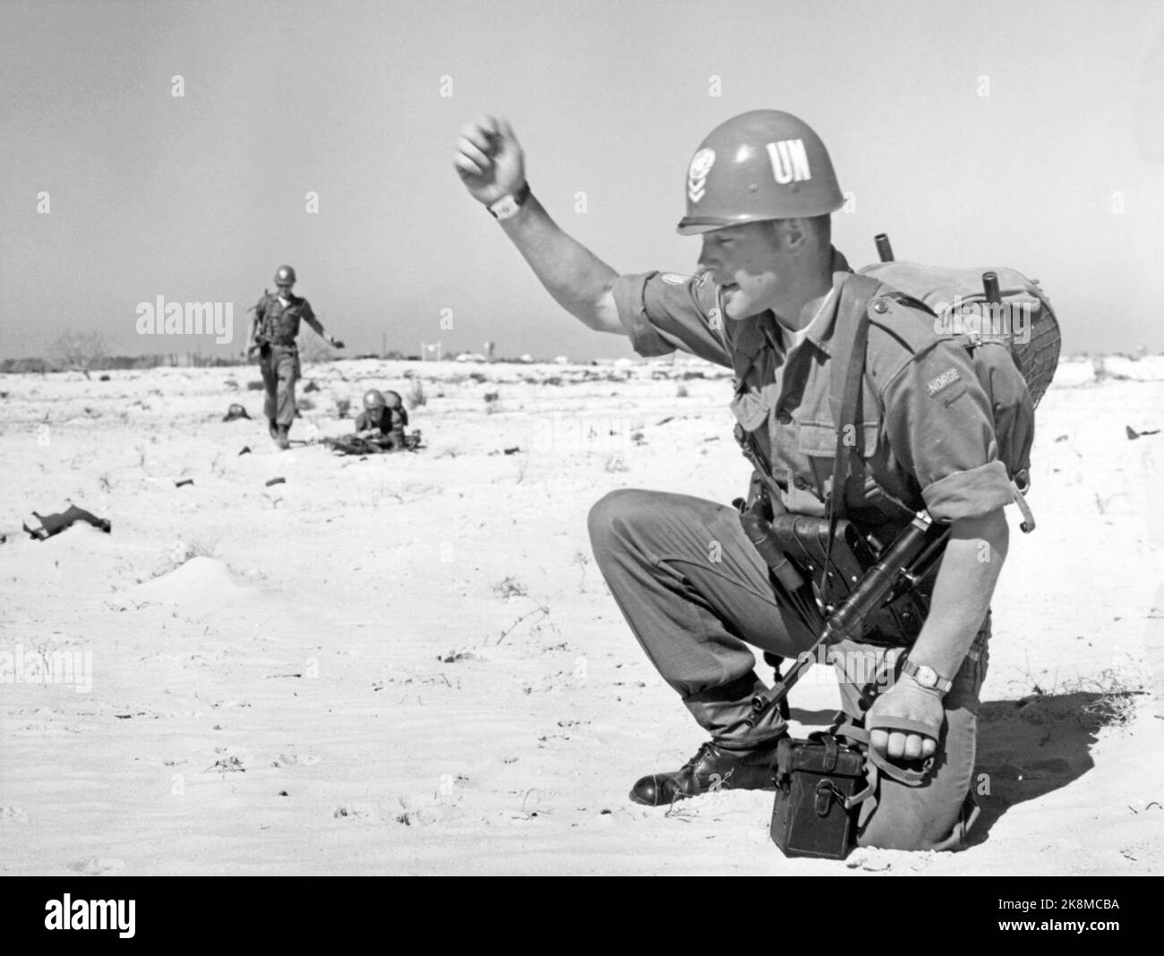 Ägypten 195702. Von 1957 bis 1967 wurden UN-Truppen auf dem Sinai eingesetzt, nachdem Israel den Sinai besetzt hatte (die Besatzung dauerte bis 1957). --- UN-Soldaten auf der Sinai-Halbinsel im Jahr 1957- un-Einsatztruppe auf der sinai-Halbinsel. Internationale UN-Truppen folgten dem israelischen Rückzug, und UN-Truppen wurden in der Sinai-Wüste eingesetzt, oft in der Nähe israelischer Stellungen. Bild: Bohrmaschine von 1. Bombenanschlägen aus KP. A. Huitfeldt. Die Ruinen sind Überreste ägyptischer Militäreinrichtungen, die die israelischen Streitkräfte vor dem Rückzug in die Stadt sprengten. Foto: Sverre A. Børretzen / Aktuell / NTB Stockfoto