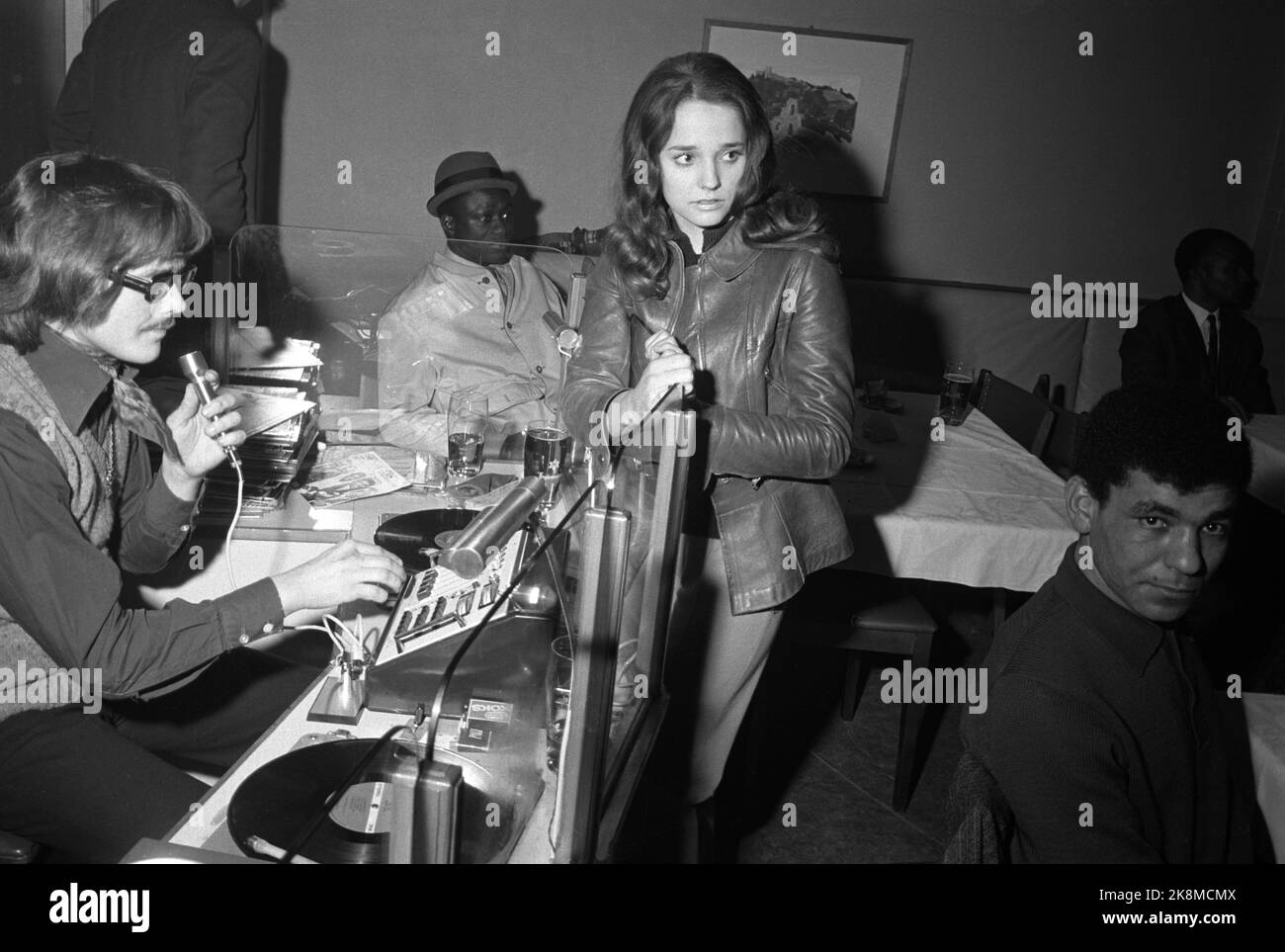 Oslo April 26. Die Disco 'Colony Club', die erste in Norwegen, zieht sowohl Prominente als auch andere an. Hier d.j. Tore Løken, Künstlerin Inger Lise Andersen, später Inger Lise Rypdal, hat die Tanzfläche im Auge. Foto: Aage Storløkken / Aktuell / NTB Stockfoto