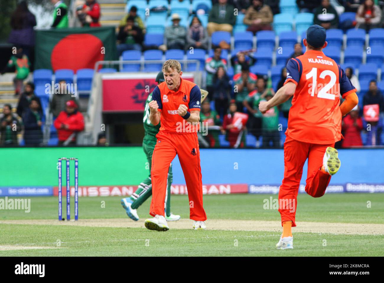 Hobart, Australien. 24. Oktober 2022. Der niederländische Cricket-Spieler Logan Van Beek (C) reagiert während des World Cup Cricket-Spiels T20 zwischen den Niederlanden und Bangladesch in der Blundstone Arena. Bangladesch gewann 9 Runs Credit: SOPA Images Limited/Alamy Live News Stockfoto