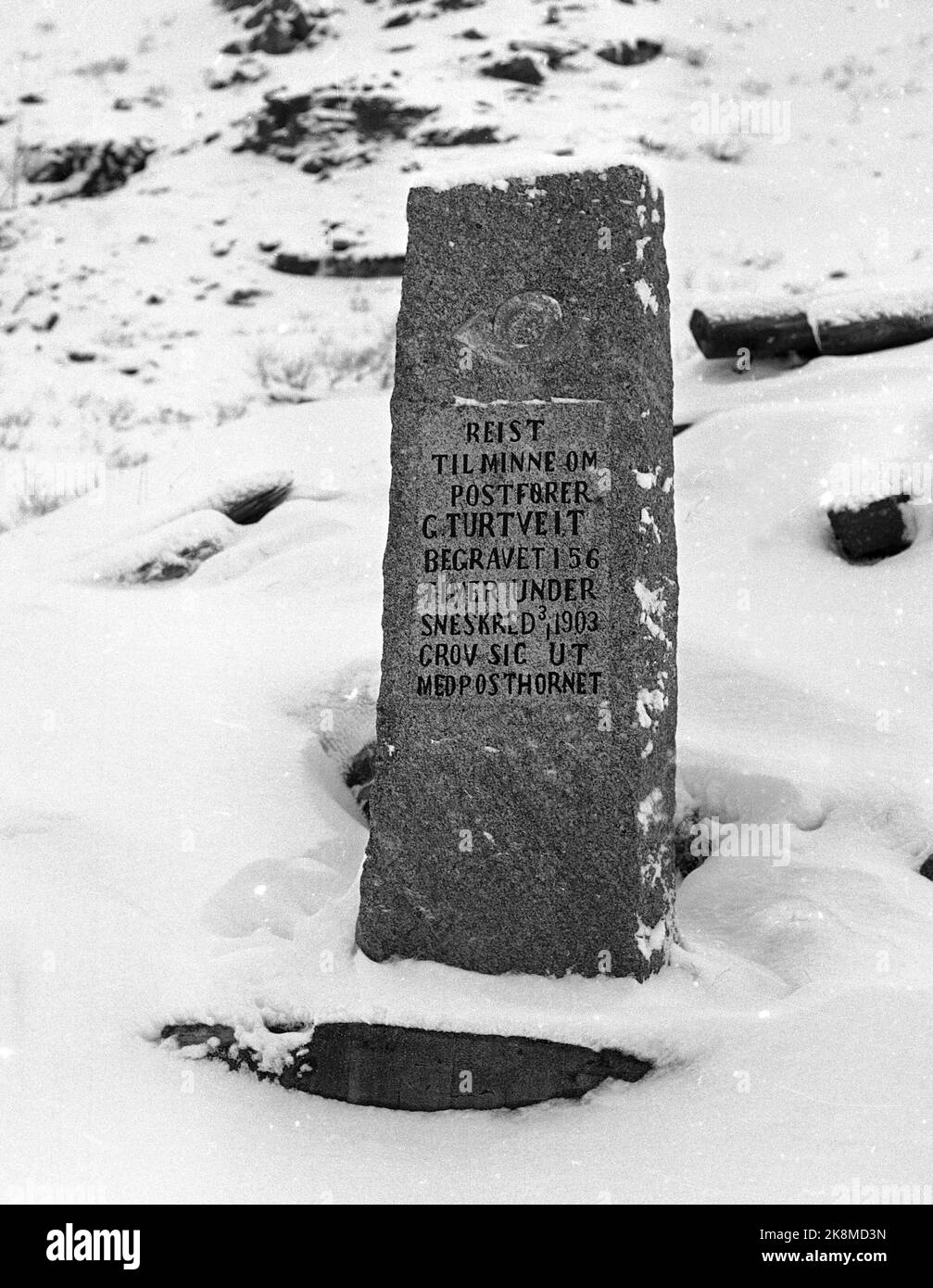 Røldal November 1967 die Ganzjahresstraße Røldal / Haukeli ist im Winter 1967-1968 zum ersten Mal geöffnet. In Seljestadjuvet stand dieser Bautstonen, der 1934 in Erinnerung an Postmeister Gunnar Turtveit errichtet wurde, der am 3. Januar 1903 hier vom Rennen genommen wurde, 54 Stunden unter Schnee, aber schließlich mit seinem Posthornet ausgegraben wurde. Foto: Kvaale / NTB / NTB Stockfoto