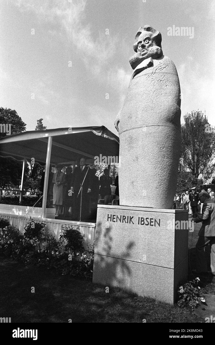 Bergen, 21. Mai 1981. König Olav fotografierte anlässlich der Enthüllung der Statue von Henrik Ibsen im Theaterpark in Bergen. Foto: Paul Owesen / NTB / NTB Stockfoto