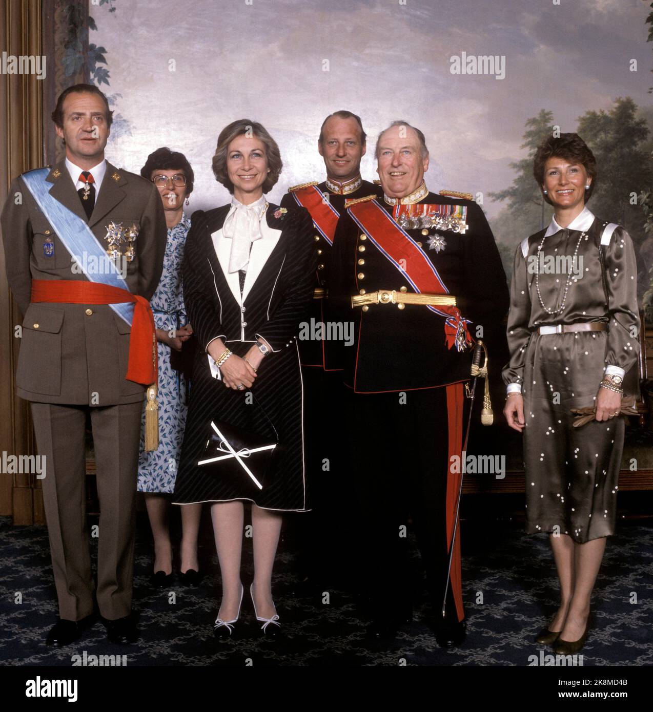 Oslo 198204 14-16 das spanische Königspaar König Juan Carlos und Königin Sofia bei einem offiziellen Besuch in Norwegen. Hier von der offiziellen Fotografie in der Vogelfabrik auf der Burg. Z. B. König Juan Carlos, Königin Sofia, König Olav und Kronprinzessin Sonja. Hinter Prinzessin und Kronprinz Harald. Foto: NTB / NTB Stockfoto