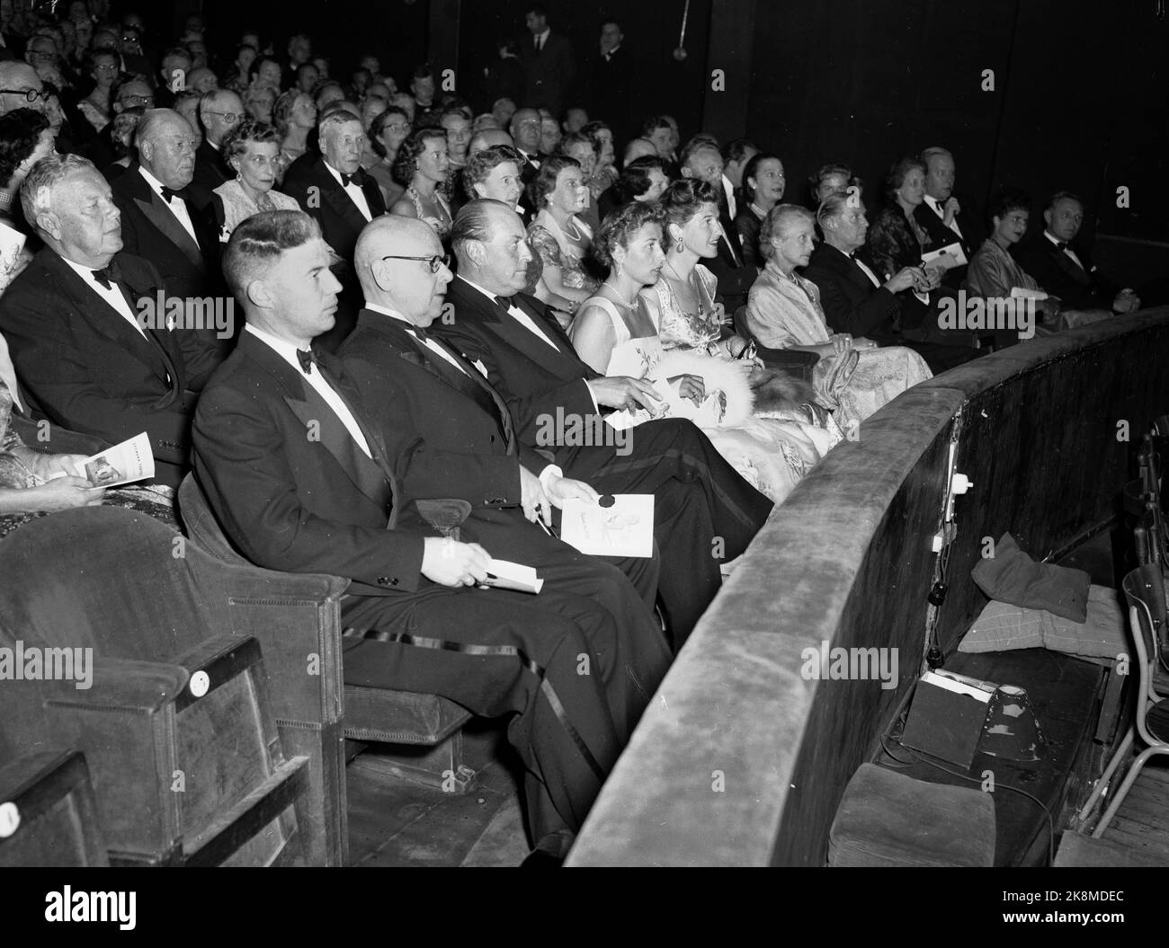 Oslo 19561004. Kronprinz Olav (Nr. 3 v. Chr.) und Prinzessin Zatsch zusammen im Neuen Theater. Foto: NTB Stockfoto