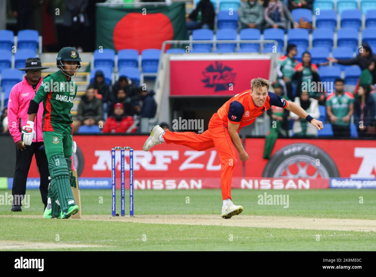 Hobart, Australien. 24. Oktober 2022. Der niederländische Cricket-Spieler Logan Van Beek (R) wurde während des World Cup Cricket-Spiels T20 zwischen den Niederlanden und Bangladesch in der Blundstone Arena in Aktion gesehen. Bangladesch gewann 9 Läufe (Foto: MD Manik/SOPA Images/Sipa USA) Quelle: SIPA USA/Alamy Live News Stockfoto