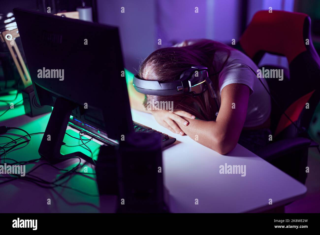 Junge schöne hispanische Frau Streamer betonte mit Computer im Spielzimmer Stockfoto