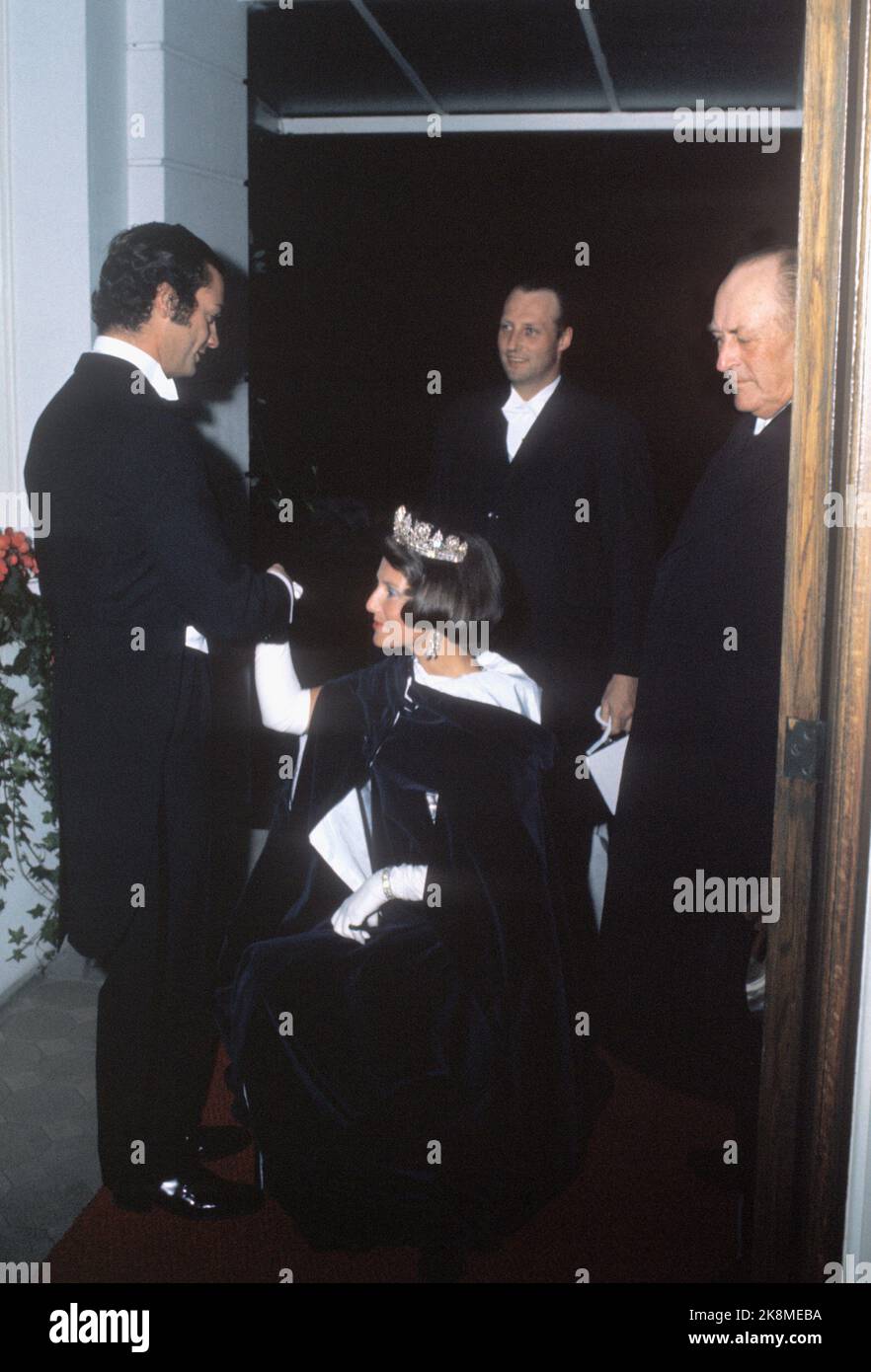 Oslo 1974. Oktober: König Carl Gustaf von Schweden zu einem offiziellen Besuch in Norwegen. Die norwegische Königsfamilie kommt zum Abendessen in der schwedischen Botschaft an und wird von König Carl Gustaf begrüßt. Hier ist die Kronprinzessin Sonja für König Carl Gustaf. Hinter Kronprinz Harald und König Olav (t.h.). Foto: NTB / NTB Stockfoto