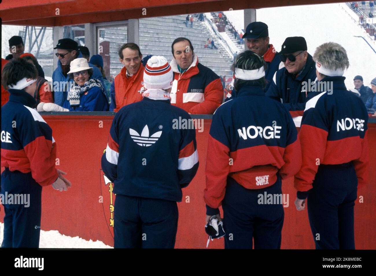 Oslo 19870319 Holmenkollen Ski Festival. Die Staffel für Frauen wurde von Norwegen gewonnen. Hier begrüßt das norwegische Team auf König Olav und Kronprinz Harald den königlichen Stand. Foto: Henrik Laurvik / NTB Stockfoto