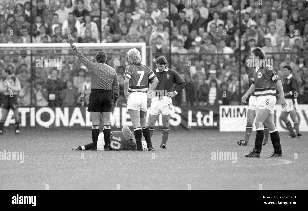 Oslo19880914. Fußball Norwegen - Schottland. Tom Sundby ist verletzt. Foto: Eystein Hanssen / NTB Stockfoto