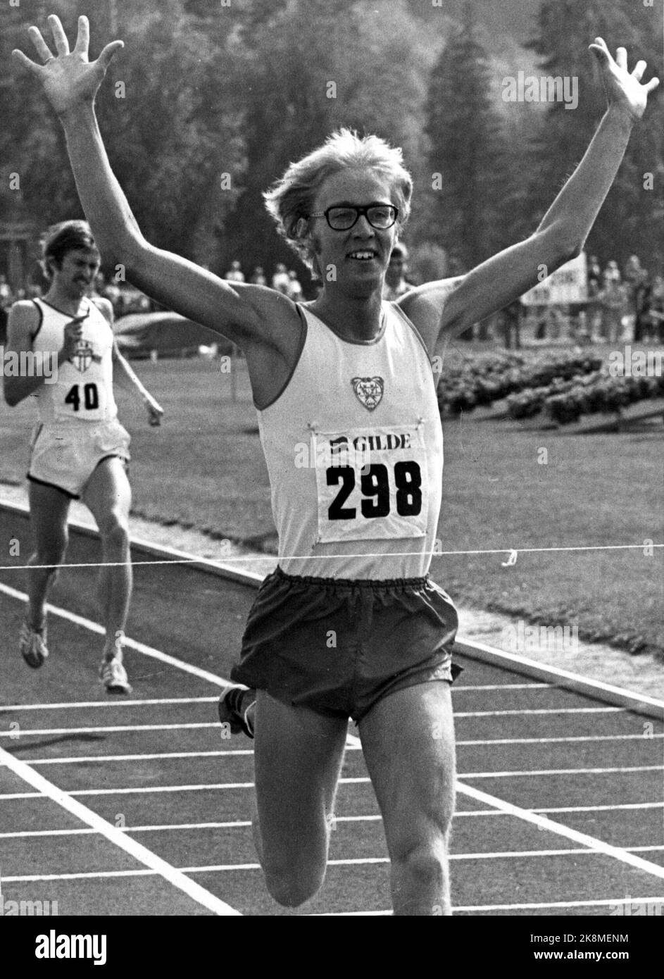 Hønefoss 19740811. Athlet Lars Martin Kaupang aus Larvik in Aktion von 1500 Metern. Er bricht das Tor. Im Hintergrund Arne Kvalheim. NTB-Archivfoto / ntb Stockfoto
