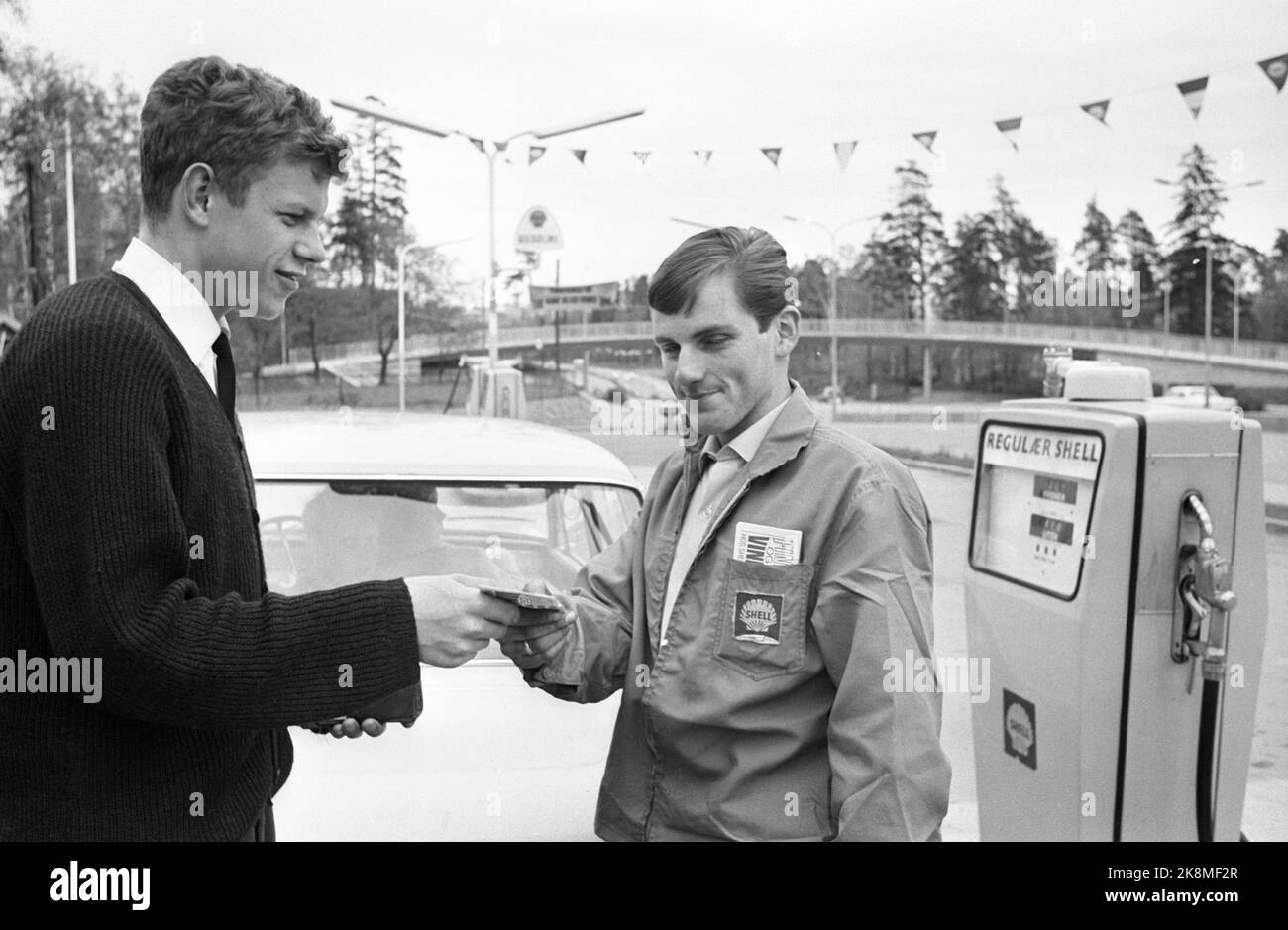 27.Mai 1967. Die Mineralölkonzerne kämpfen unter anderem um Kunden. Nutzung von kostenlosen Tickets für Kunden. Hier erhält ein Kunde ein Ticket an einer Shell-Station. Foto: Sverre A. Børretzen / Aktuell / NTB Stockfoto