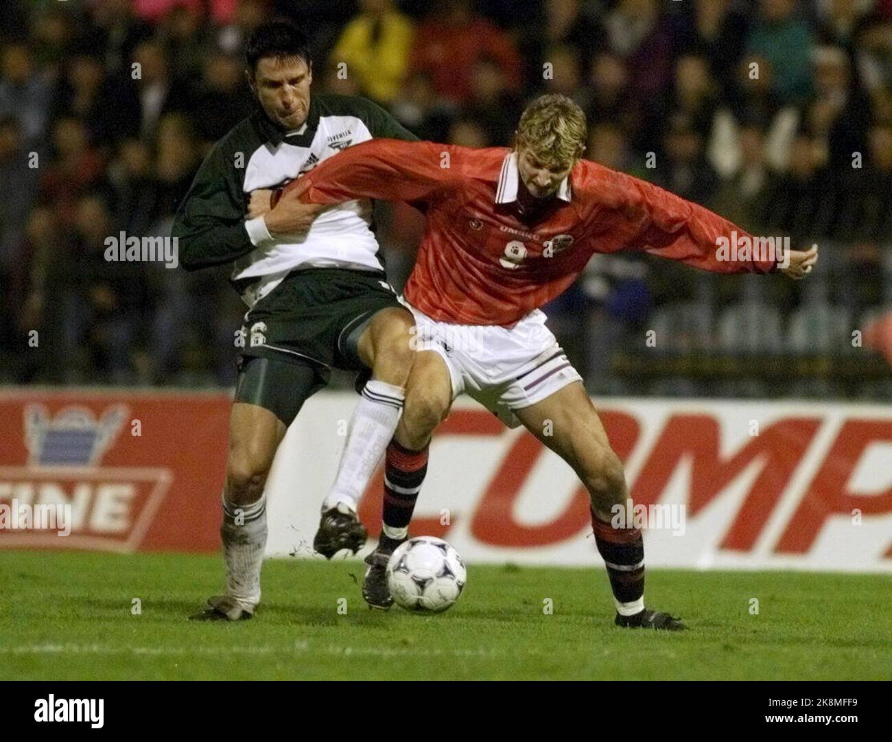 Fußball-Europameisterschaft Qualifikationsspiele Slowenien-Norwegen 2 - 1. Zentralstadion, Ljucus.tore Andre Flo im Kampf mit Knavs Aleksander. Foto: Tor Richardsen / NTB Digitalkamera Stockfoto