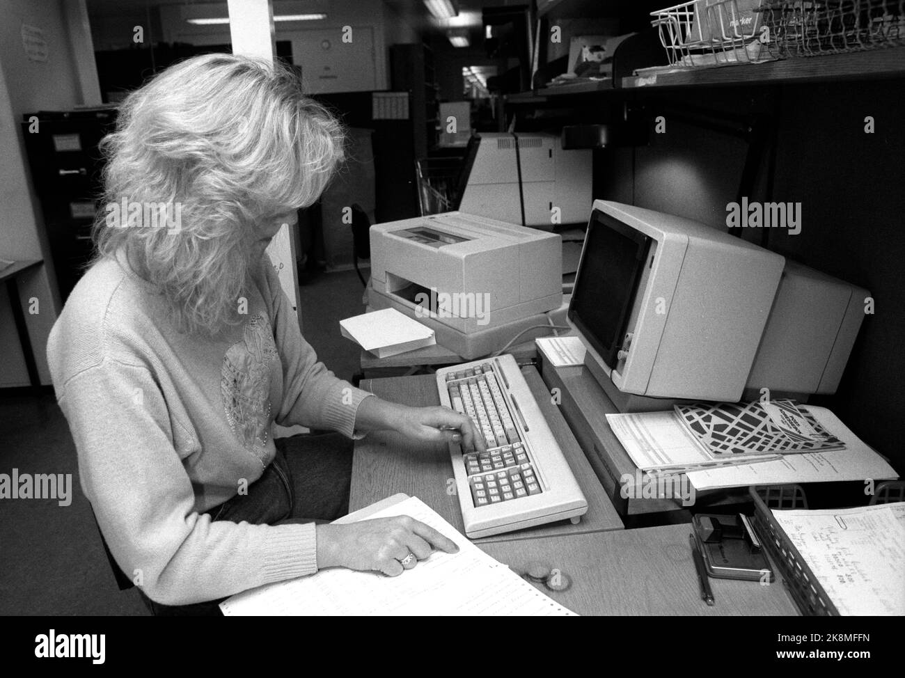 Oslo 19871020 Nutzung von EDB / Daten im Sozialversicherungsamt. Abrechnung nach Daten. Frau in der Arbeit am Computer. Foto: Eystein Hanssen / NTB / NTB Stockfoto