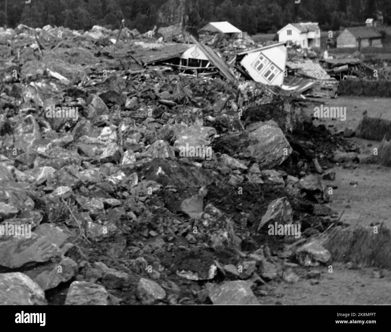 Modalen 19530814 Ein Steinrennen zermalmte zwei Farmen in Modalen, aber keine Menschen kamen um. Hier eines der völlig zerbrochenen Häuser, Erdrutsche im Vordergrund. Foto: NTB / NTB Stockfoto