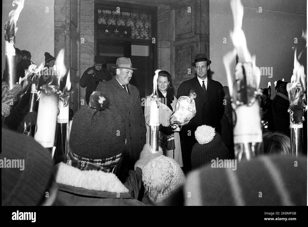 Asker 19681214: Fackelzug für das Kronprinzenpaar Harald und Sonja vor ihrem Haus in Skaugum. Hier war das Kronprinzenpaar knapp 4 Monate lang verheiratet. Fernseher mit Kingsize-Bett und Olav V. Anderer Text fehlt. L 1985. NTB-Archiv/ntb Stockfoto