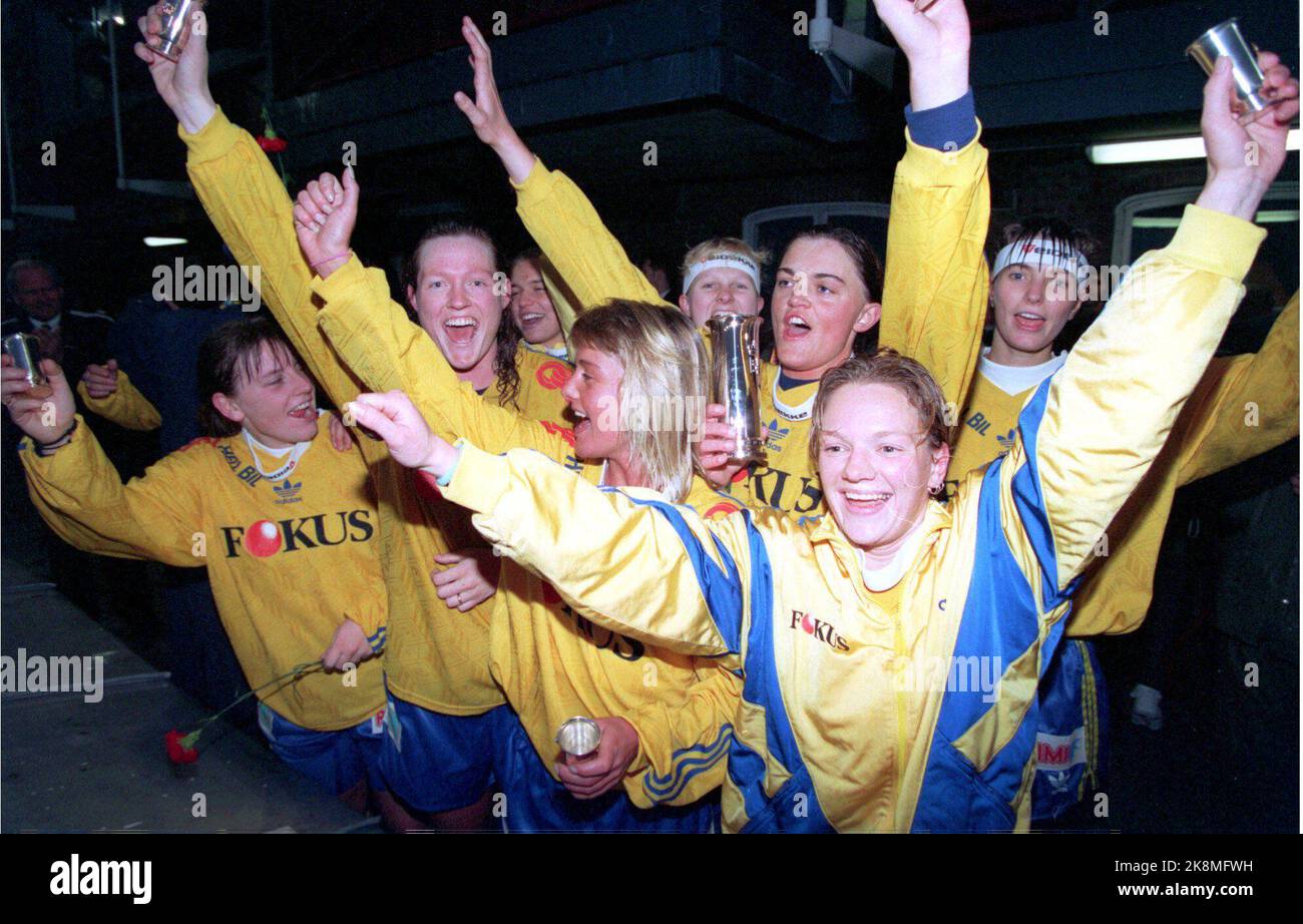 Fußball, Frauen. Das Pokalfinale 1994 zwischen FK Donn und SK Trondheims-Ørn. Hier jubelt das Siegerteam Trondheims-Ørn an. Forrest mit Trophäe, Kapitän Trude Haugland. Foto: Jan Greve Stockfoto