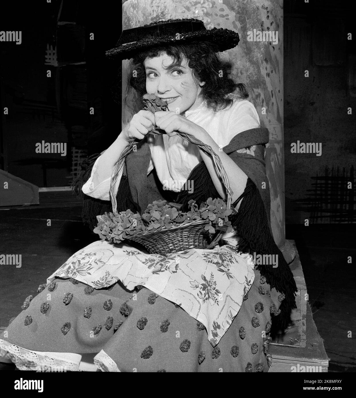 Oslo Januar 1960 Folketeateret / Oslo das Neue Theater richtet die Operette 'My Fair Lady' ein. Hier das Blumenmädchen Eliza Doliptle, gespielt von Mona Hofland. Foto: Aaserud / Aktuell / NTB Stockfoto