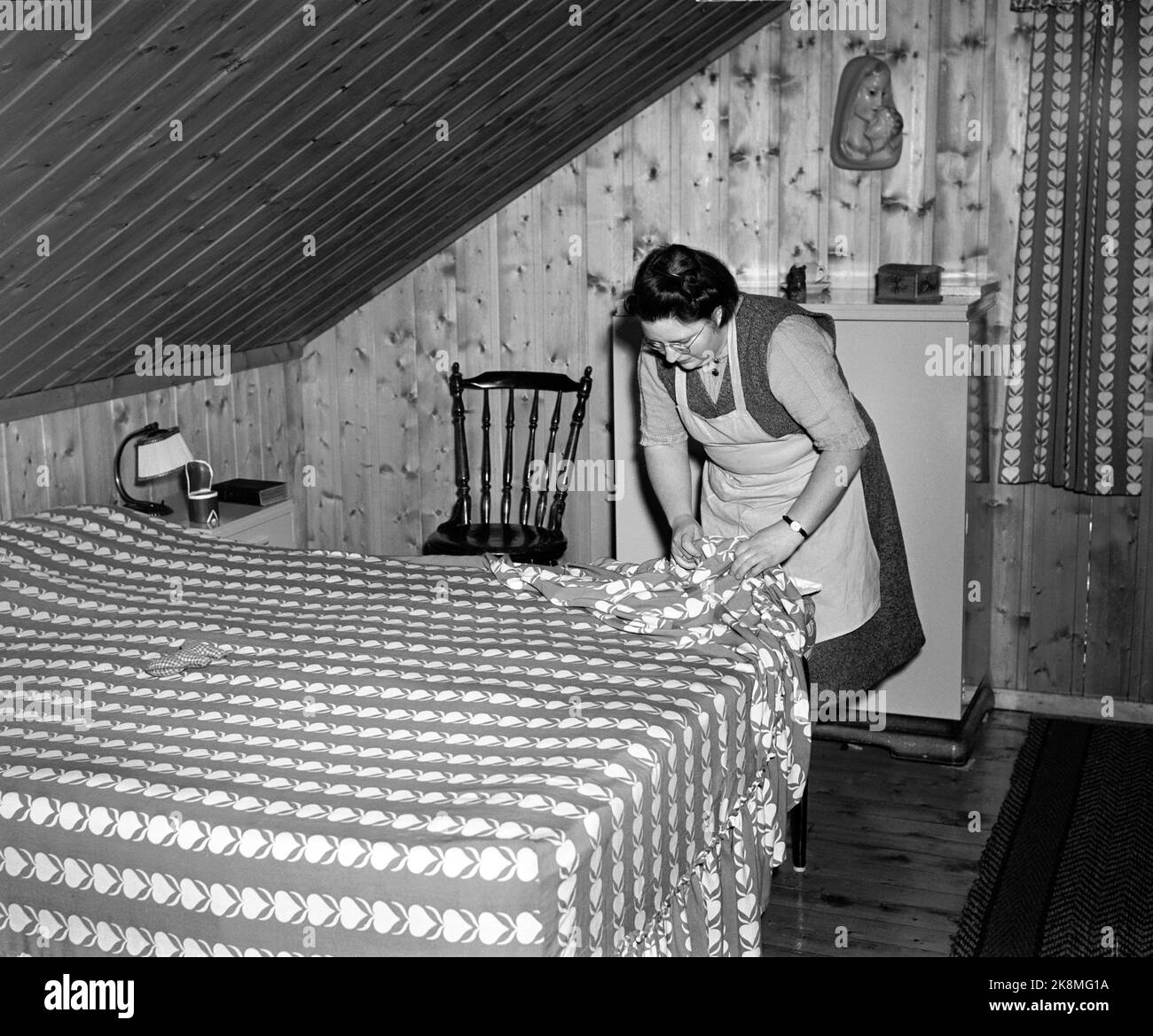 Oslo 19490125 Selvaag Haus, Interieur vom Schlafzimmer. Mama reitet das Bett in einem abgeschrägten Schlafzimmer. Haus und Heim / Hausfrau zu Hause / Alltag. Foto: NTB / NTB Stockfoto
