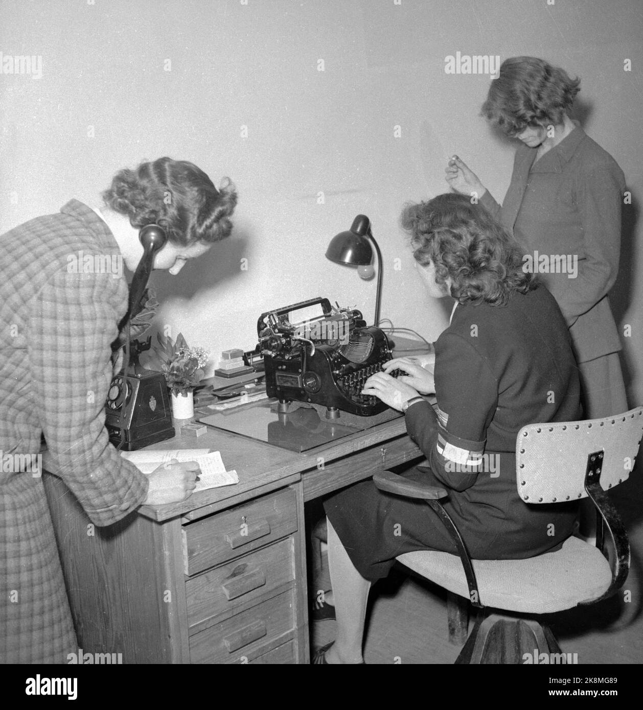 Oslo 19450525 Milorg Damen leisten Widerstandsarbeit. Eine Telefonie, ein Drucker auf der Schreibmaschine und ein Leser. Milorg. Das Bild für die Zeitschrift 'All Womes' Foto: Langemyr / NTB *** das Bild wurde nicht verarbeitet ***** Stockfoto