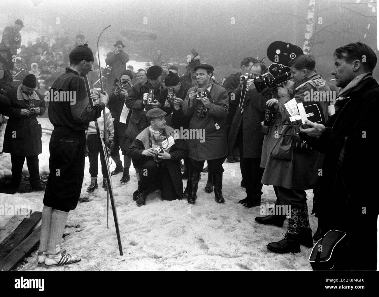 Oslo 19610310 Skiport, Holmenkollrennene, 15 Kilometer Langlauf wurde von Harald Grønningen gewonnen. Hier das Grün umgeben von Presseleuten, Fotografen und Filmkameras nach dem Sieg. Foto: Current / NTB Stockfoto