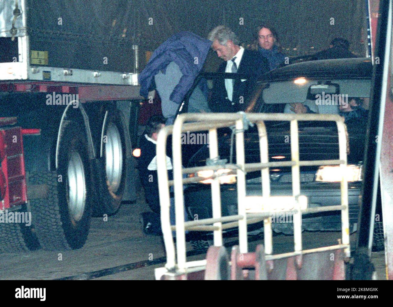 19941214 Mord an „Stena Saga“. Einer der Angeklagten im Mordfall an Bord der "Stena Saga", bei dem Arne Hans Grøndahl aus Kolbotn getötet wurde, wird an Land gebracht. Foto: Morten Holm / NTB / NTB Stockfoto