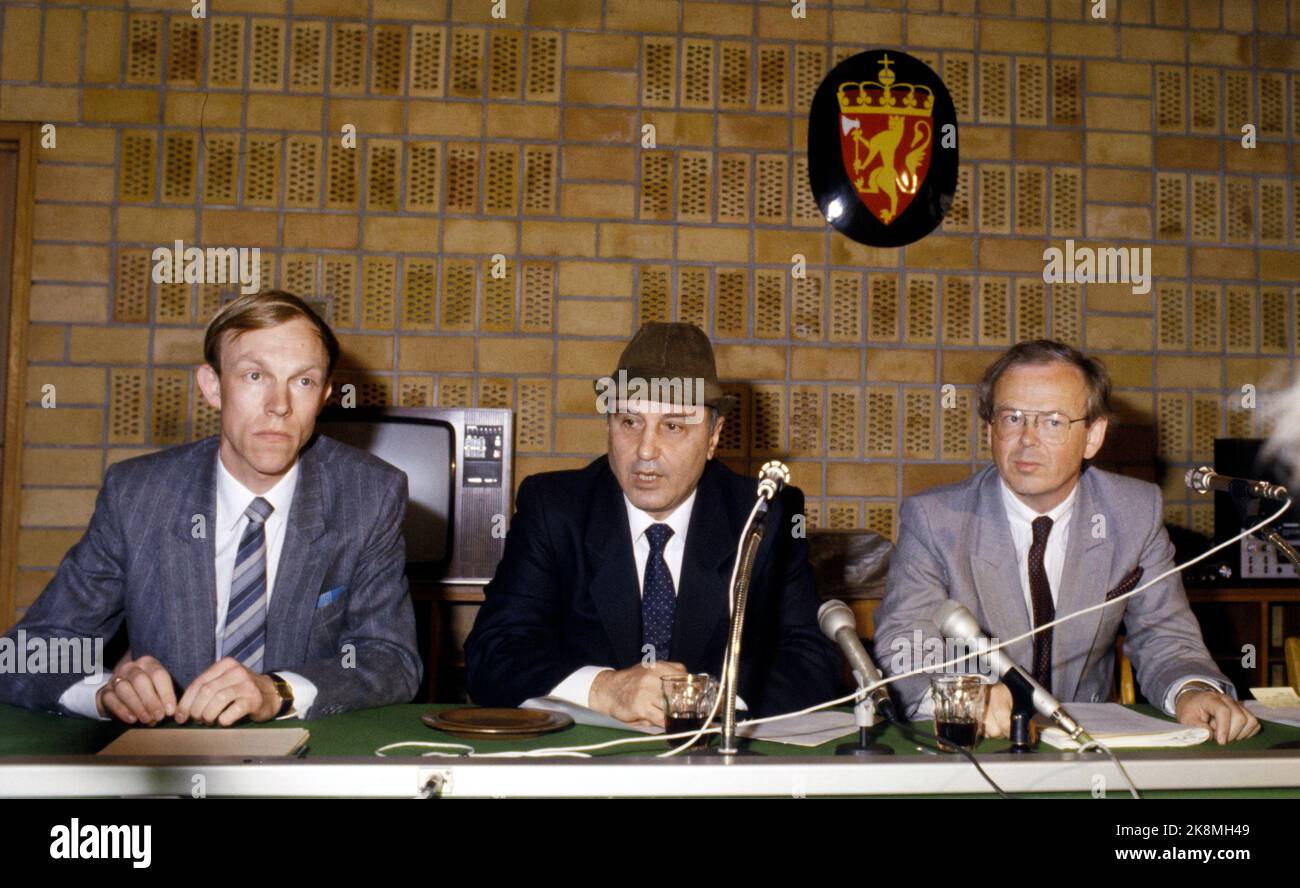 Oslo 1985-07: Berthelsen-saken. Den norske statsborgeren Og kurderen Alexander Bertelsen (midten) på en pressekonferenz i Utenriksdepartementet 24. juli 1985. Berthelsen ble tidligere på året tiltalt AV tyrkisk domstol fordi han var med på å skrive en norsk skolebok om kurdernes situasjon i Tyrkia. Han ble dømt til fem års fengsel Og 20 måneders indre forvisning. Etter norsk press ble Berthelsen senere utvist Fra Tyrkia Og satt på flyet til Norge. Ihre på pressekonferansen i UD sammeln med BL.a. statssekretær Torbjørn Frøysnes (t.h.). FOTO: Henrik Laurvik Stockfoto