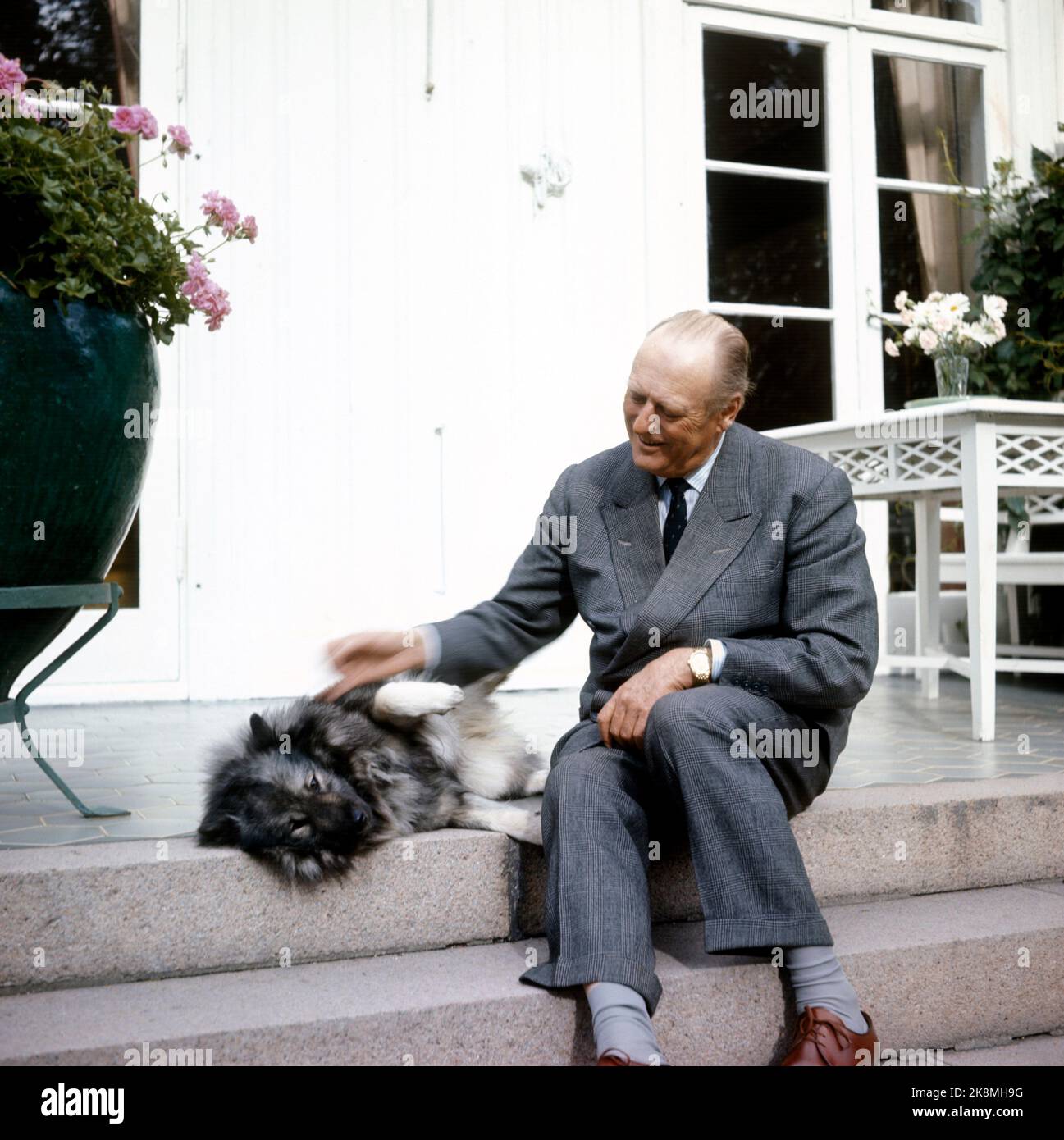 Oslo 19710903. König Olav in Bygdøy Kongsgård zusammen mit dem Hund 'Sharme'. Foto: Henrik Laurvik / NTB Stockfoto