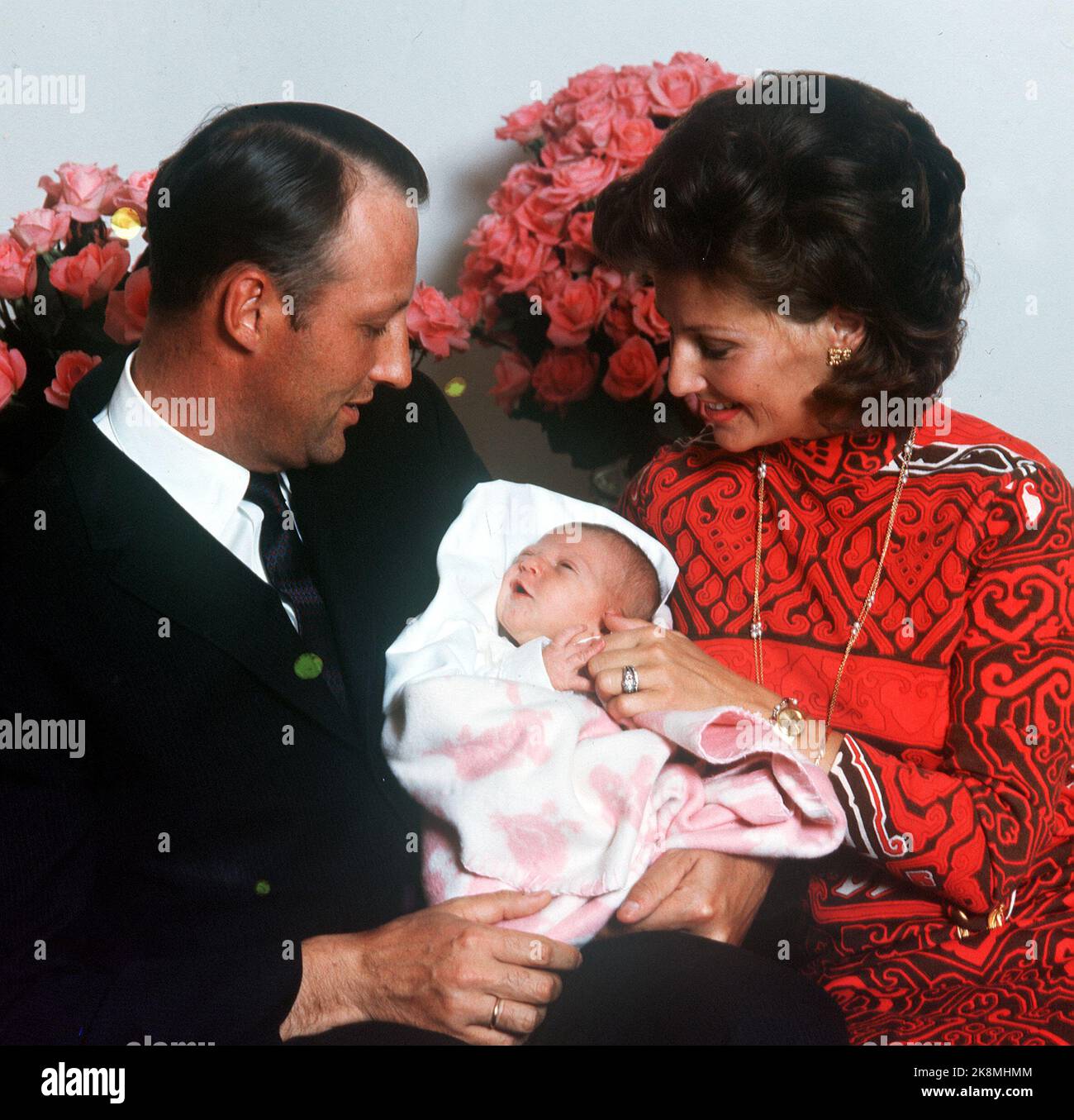 Prinzessin martha louise als baby mit ihrer vatermutter fotografiert