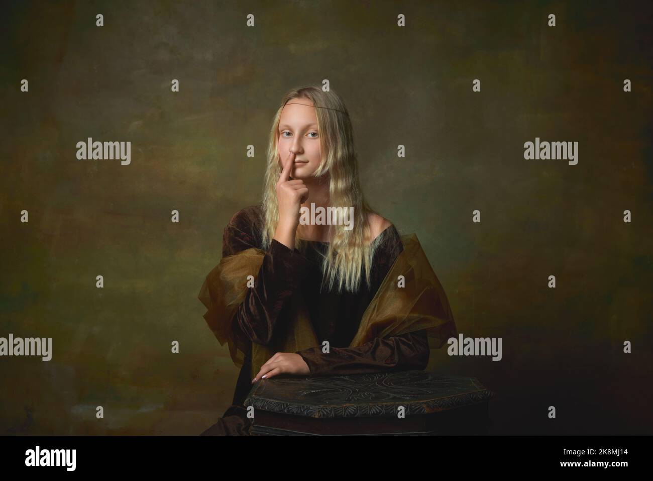 Schlechte Habits. Schüchternheit junges Mädchen als Mona Lisa Bild posiert über dunklen vintage Hintergrund. Retro-Stil, Kunst, Mode, Vergleich von Epochen Konzept. Stockfoto