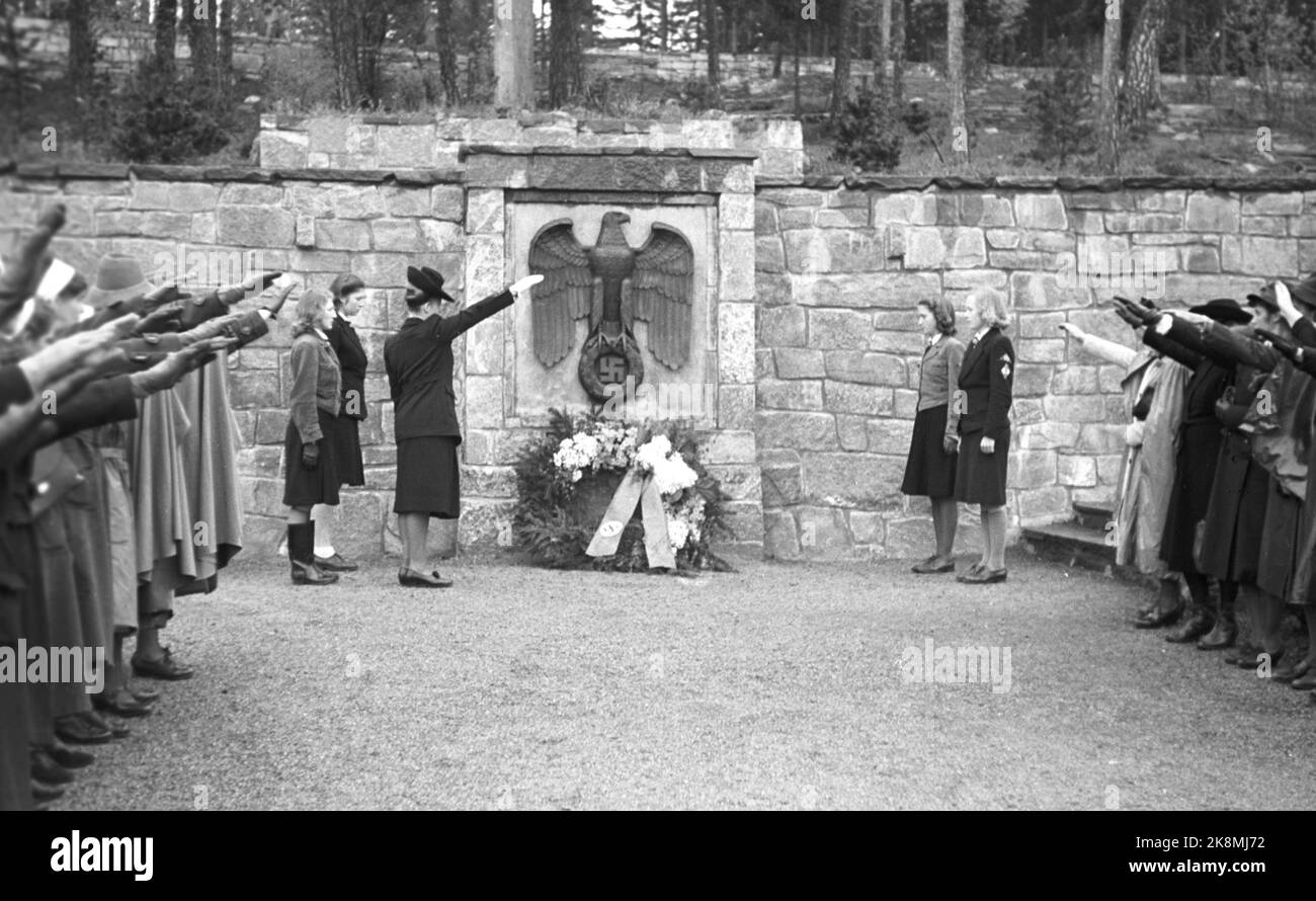WW2 Oslo 19440521 deutsche Frauen in Oslo haben Blumen auf dem Kriegsfriedhof von Ekeberg gepflanzt. Nazi-Begrüßung. Die ganze Begrüßung. Foto: NTB *** das Foto wurde nicht verarbeitet ***** Stockfoto