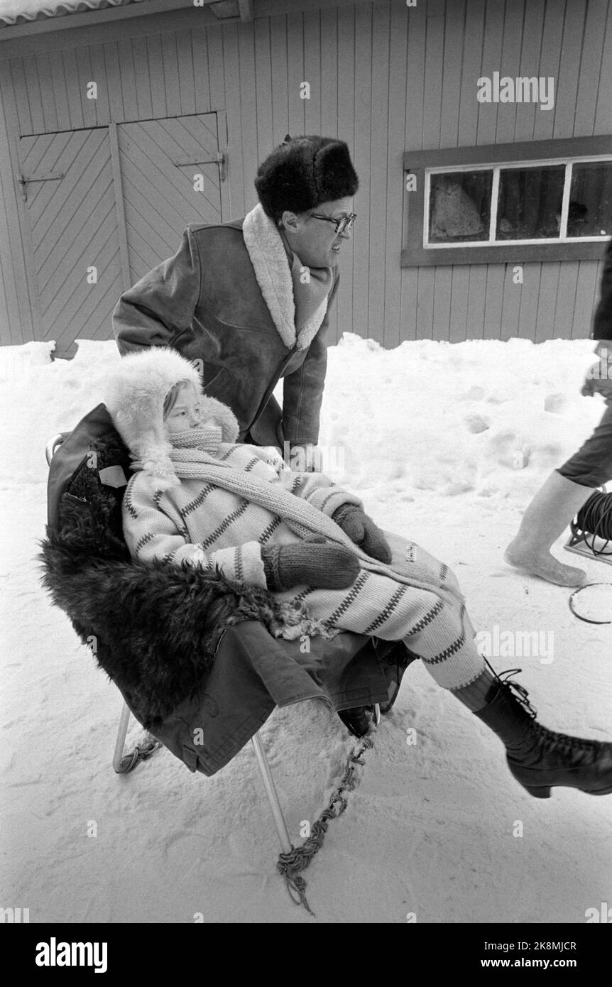 Røros März 1968 Aufnahme des Films über Pippi Langstrumpf aus den Büchern von Mastrid Lindgren. Pippi wird von Inger Nilsson gespielt. Hier macht sie während der Aufnahme eine Pause. Foto: Aage Storløkken / Aktuell / NTB Stockfoto