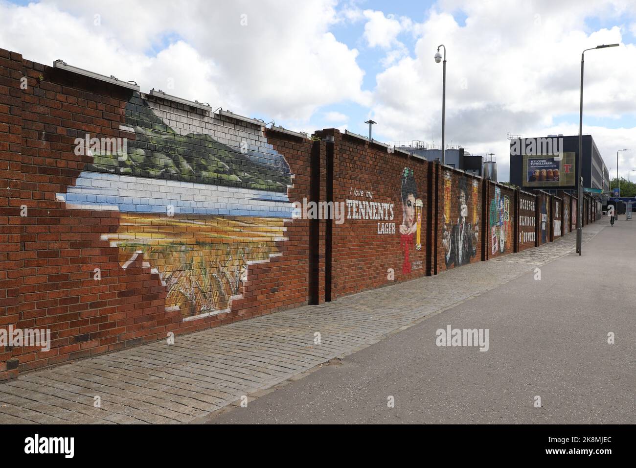 Tennents Wandbild an der Außenwand der Tennent Caledonian Breweries von smug (Sam Bates) Glasgow Scotland Juli 2022 Stockfoto