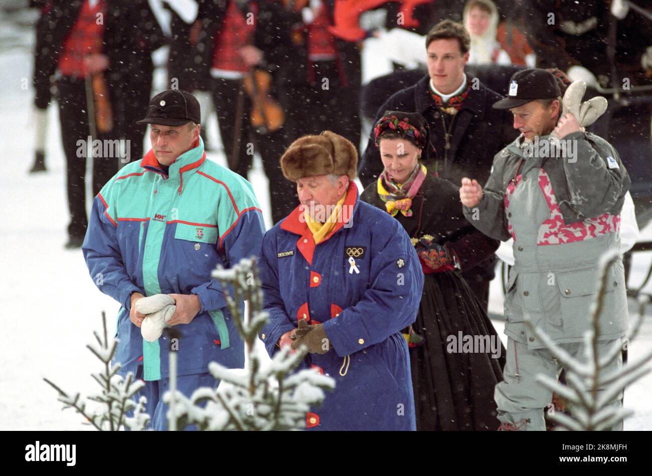 LIL 06 Lillehammer. Olympiade 1994.-König Harald, Königin Sonja und Kronprinz Haakon kommen gemeinsam mit IOC-Präsident Juan Antonio Samaranch und Looc-Präsident Gerhard Heiberg zur Eröffnungsfeier im Olympiapark Lillehammer. Der König der offiziellen norwegischen Mannschaftsjacke von den Olympischen Spielen in Albertville zwei Jahre zuvor. Foto: Jan Greve NB: Neuer Scan zum Buchen Stockfoto