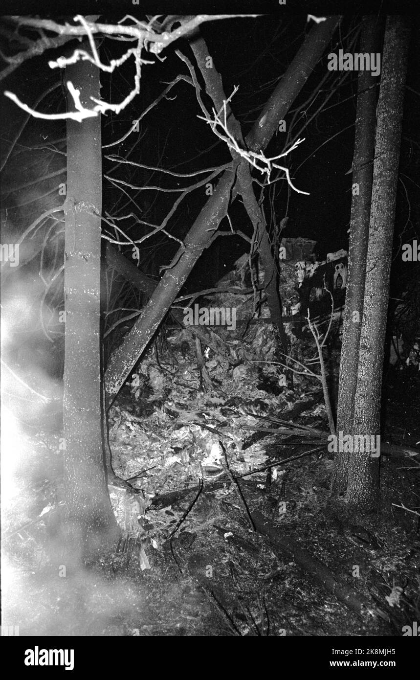 Asker 19721223 der Flugzeugabsturz in Vestmarka am kleinen Heiligabend, bei dem ein Fokker Fellowship Fly von Braathens Safe abstürzte und 40 Menschen umkamen. Hier vom Unfallort aus hat das Flugzeugwrack den Wald verdreht. Foto: NTB / NTB Stockfoto