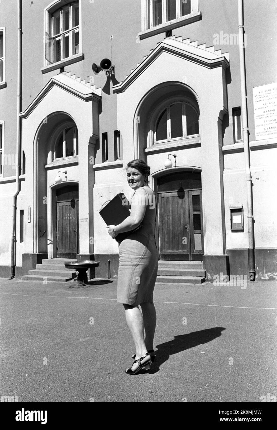 Oslo Juli 1967 die experimentelle Turnhalle beginnt im Herbst 1967. Der Schulleiter hat die Schüler selbst ausgewählt: Mosse Jørgensen wird Schulleiterin an der neu gegründeten Schule. Hier ist Jørgensen auf dem Weg in das Schulgebäude auf Tøyen. Foto: Jan Erik Olsen / Current / NTB Stockfoto