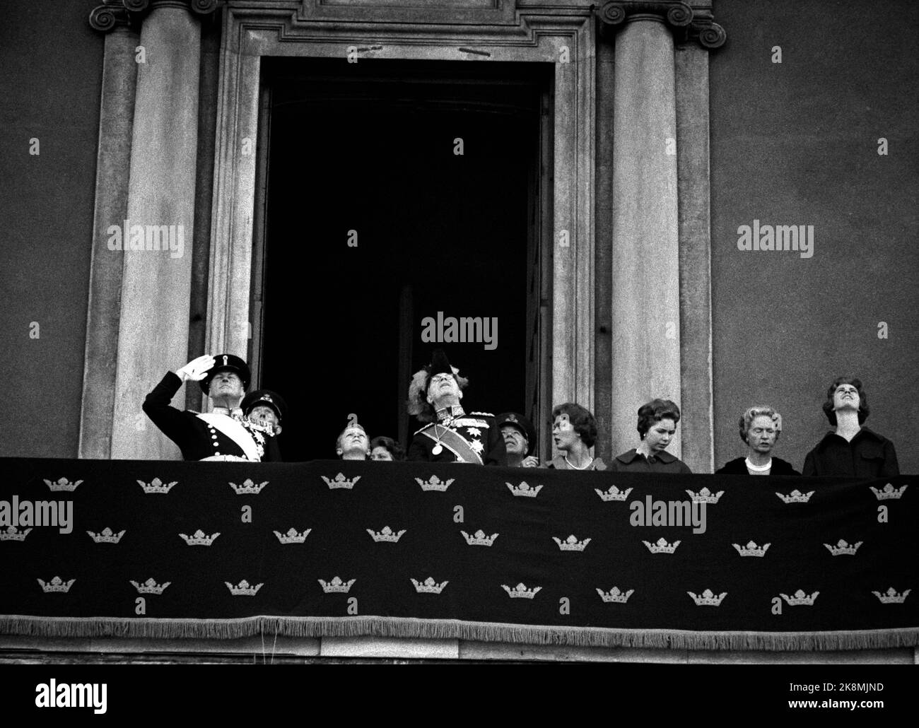 Schweden, Stockholm, 2. Mai 1959. König Olav besucht Stocholm und Schwedens König Gustav Adolf. Hier sind sie beide auf dem Schlossbalkon in Stockholm, sie blicken in den Himmel, wo die schwedische Luftwaffe eine Show hat. Foto: Aage Storløkken / Aktuell / NTB Stockfoto